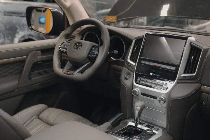 Кресла BMW 7 в Toyota Land Cruiser и полная перетяжка салона