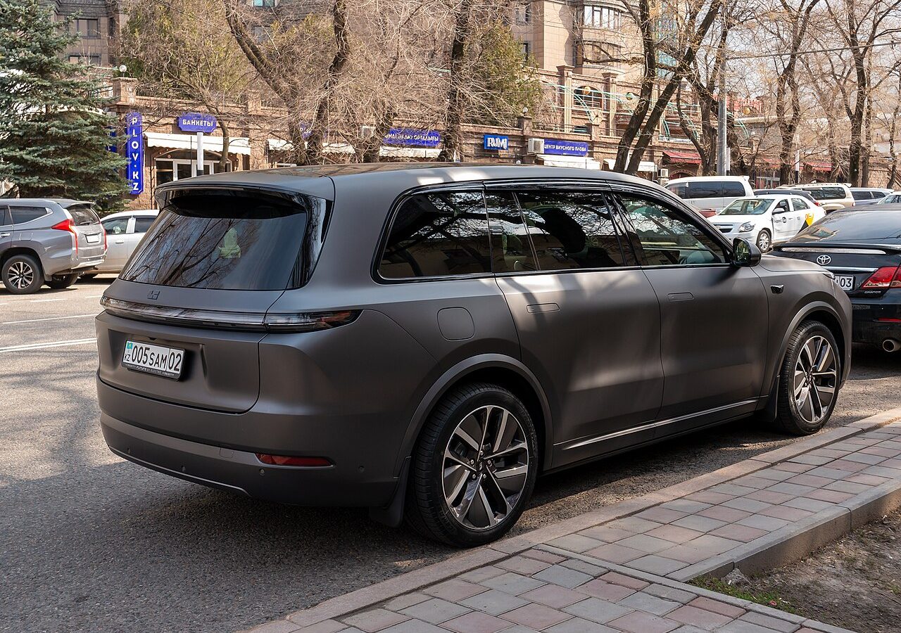 Кроссовер Li Auto L9 на улице