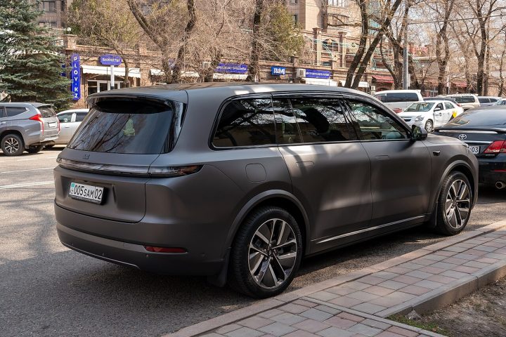 Кроссовер Li Auto L9 на улице