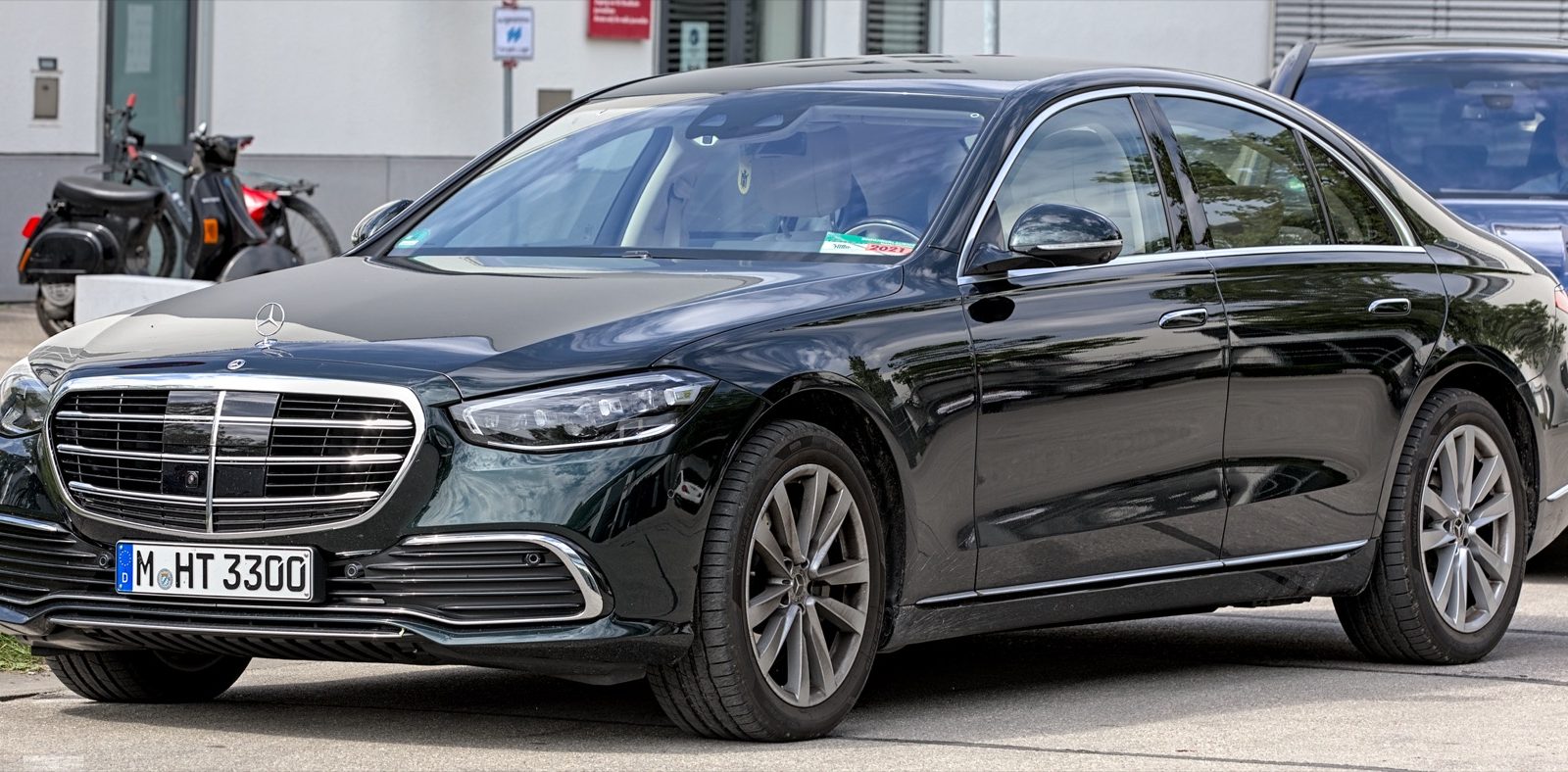 Седан Mercedes-Benz S-Class W223 на автосалоне