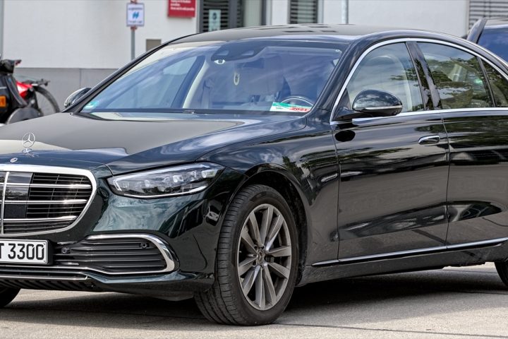 Седан Mercedes-Benz S-Class W223 на автосалоне